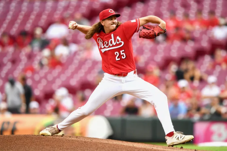 Reds earn split after De La Cruz’s first walk-off hit